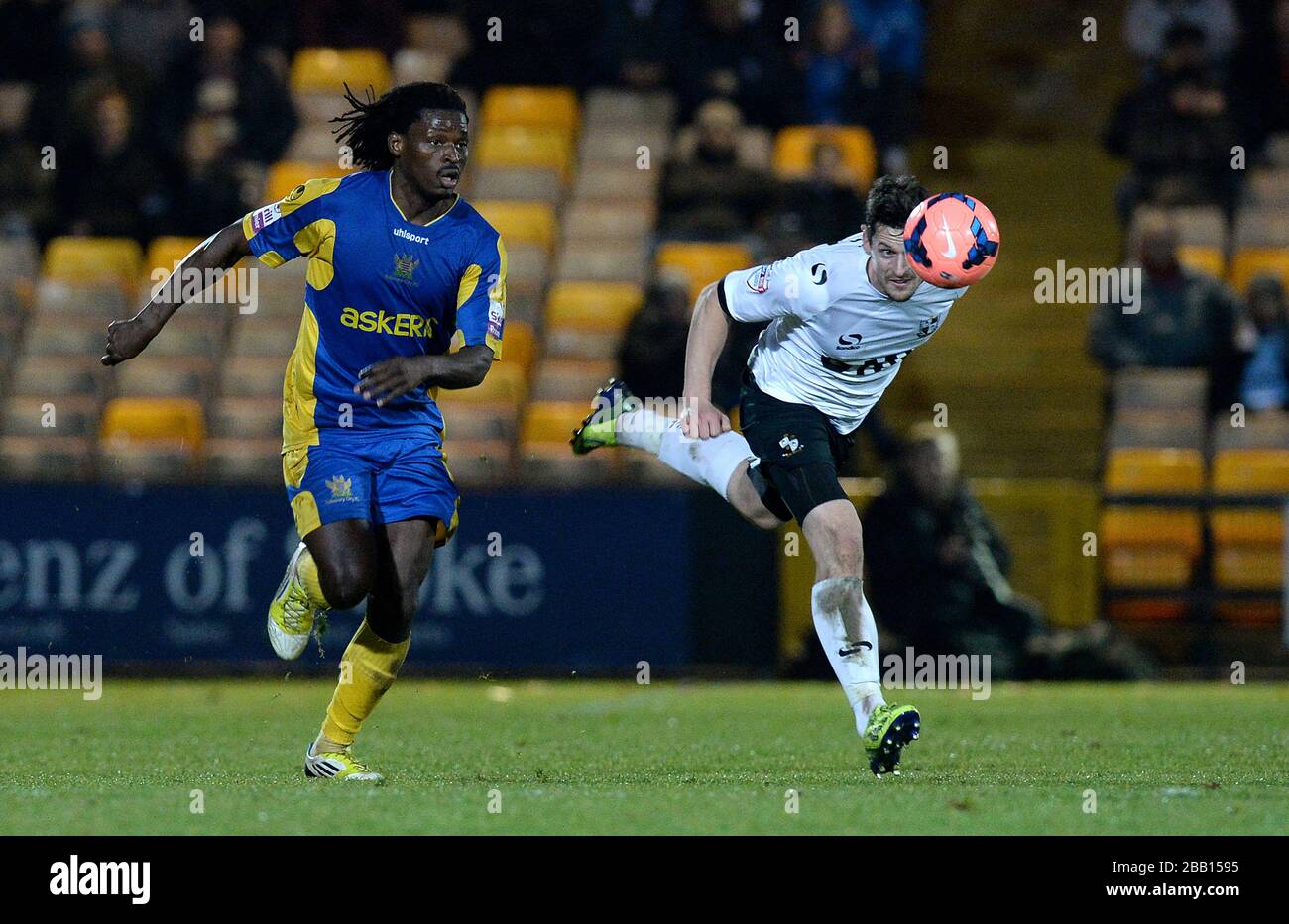 Rob Taylor di Port vale combatte per la palla con Clovis Kamdjo di Salisbury City Foto Stock