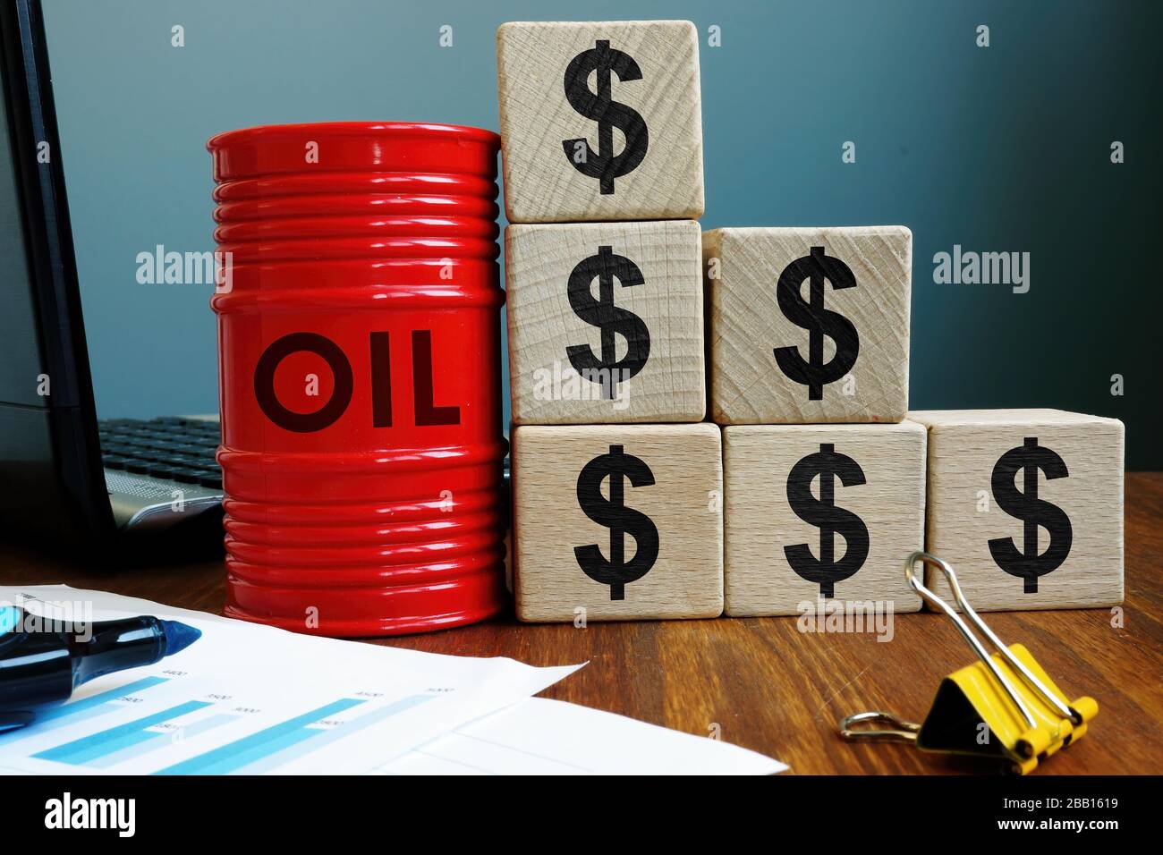 Prezzo del petrolio in calo. Barile e segni del dollaro. Foto Stock