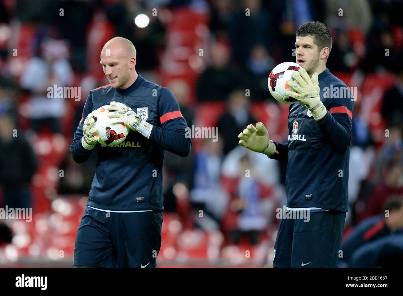 Inghilterra goalkeepers John Ruddy e Fraser Forster (a destra) durante il riscaldamento Foto Stock