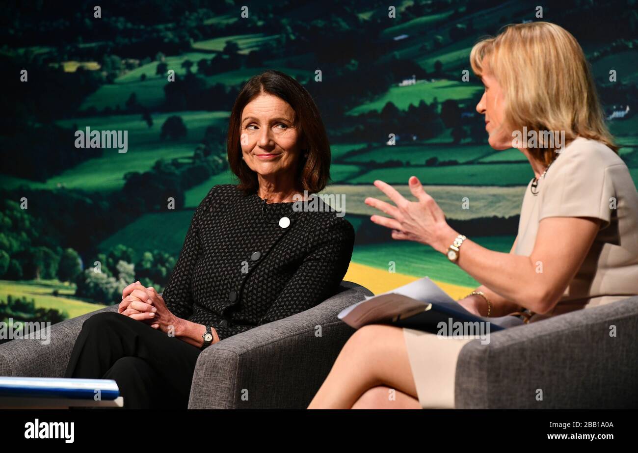 Dame Carolyn Fairbairn Direttore Generale della CBI (Confederation of British Industry) durante una sessione di domande e risposte alla Conferenza NFU (National Farmers Union) 2020 a Birmingham. Foto Stock