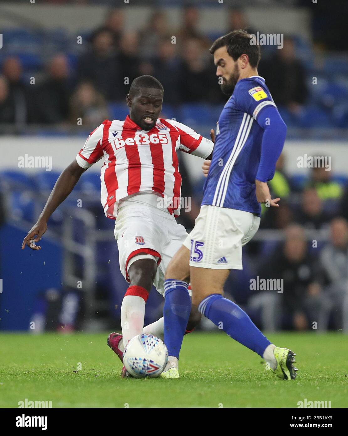 Badou ndiaye (a sinistra) di Stoke City e Marlon Pack battaglia di Cardiff City per la palla Foto Stock