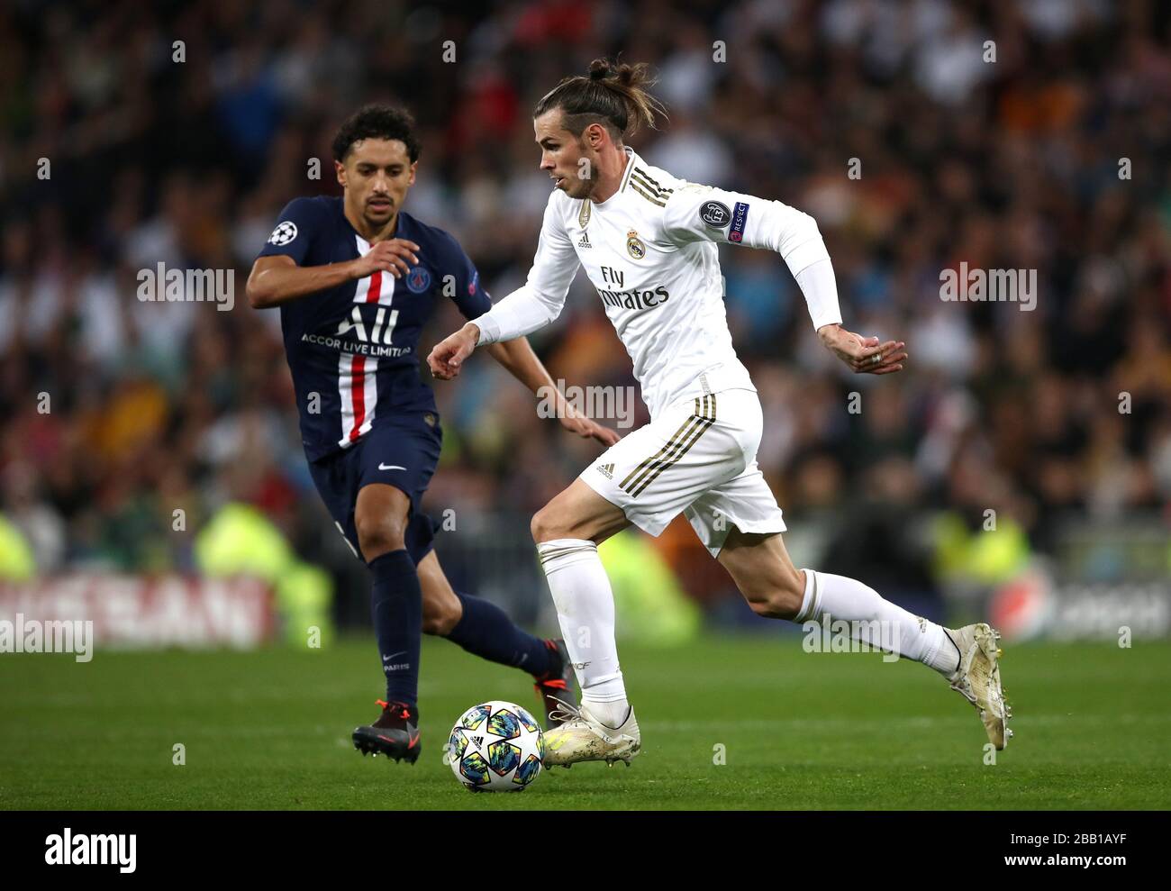 Gareth Bale e Marquinhos (a sinistra) di Parigi Saint-Germain combattono per la palla Foto Stock