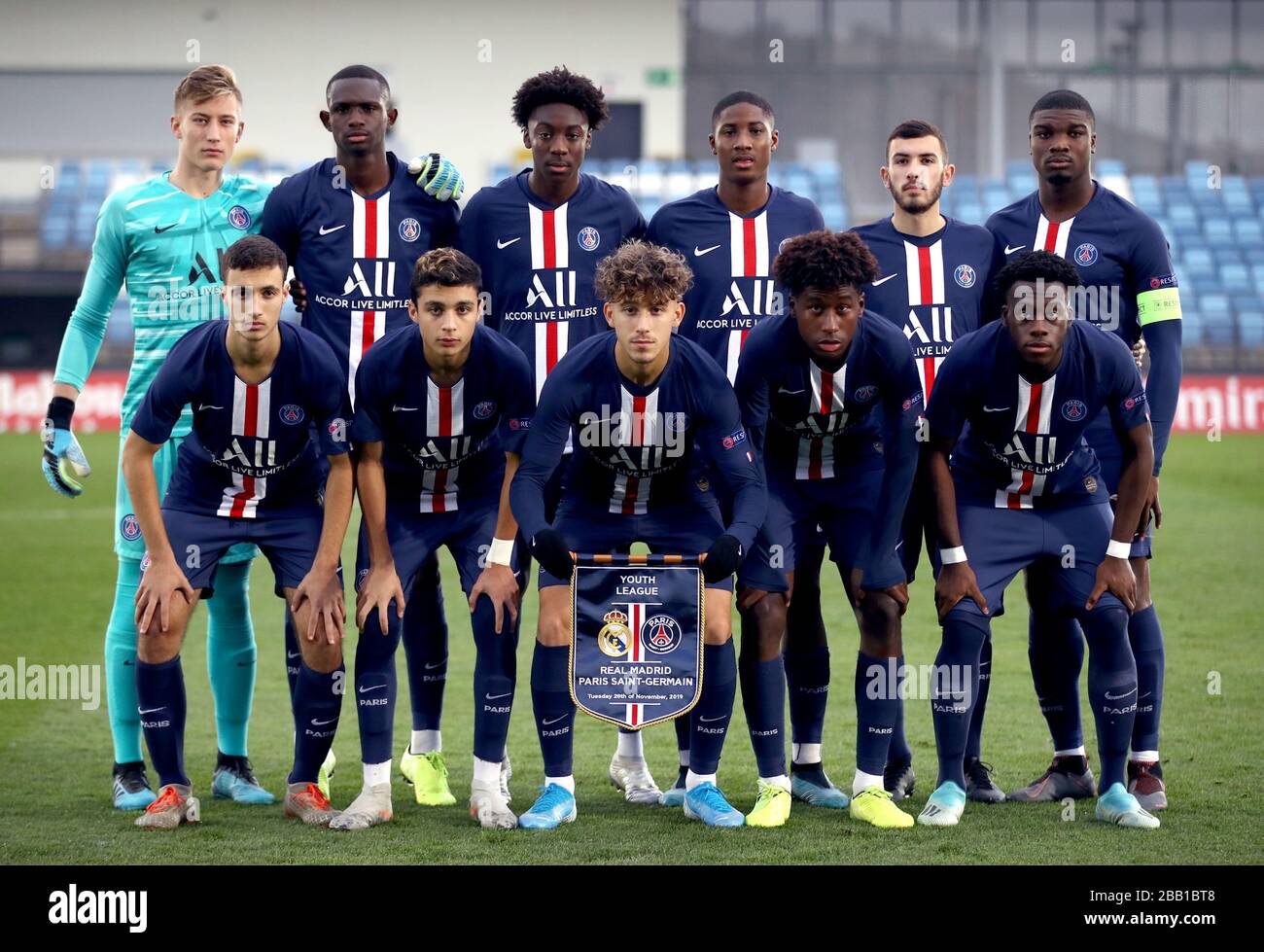 La foto del team Paris Saint-Germain prima del calcio d'inizio. Back Row  (sinistra-destra) - Denis Franchi, Tanguy Kouassi, Maxen Kapo, Moussa  Sissako, Lucas Bernadou e Loic MBE SOH. Fila anteriore (sinistra-rigt) -