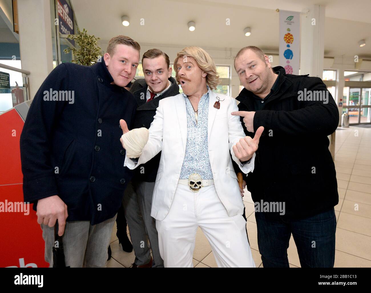 Un sosia di Keith Lemon pone con i racegoers Foto Stock