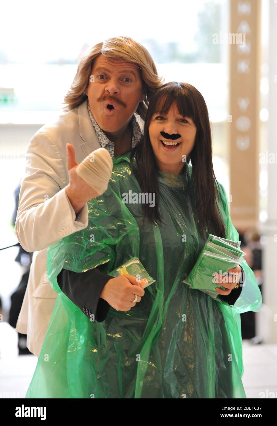 Un sosia di Keith Lemon interagisce con un membro dello staff durante il Gentleman's Day Foto Stock