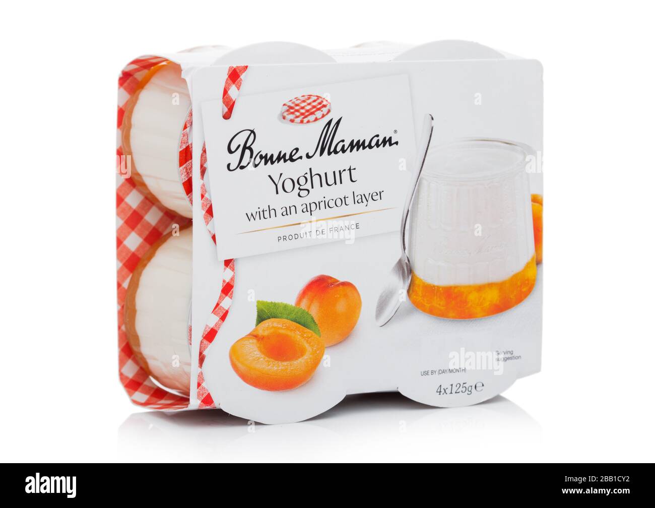 LONDRA, Regno Unito - 01 APRILE 2020: Confezione di yogurt Bonne Maman con strato di albicocca su sfondo bianco. Foto Stock