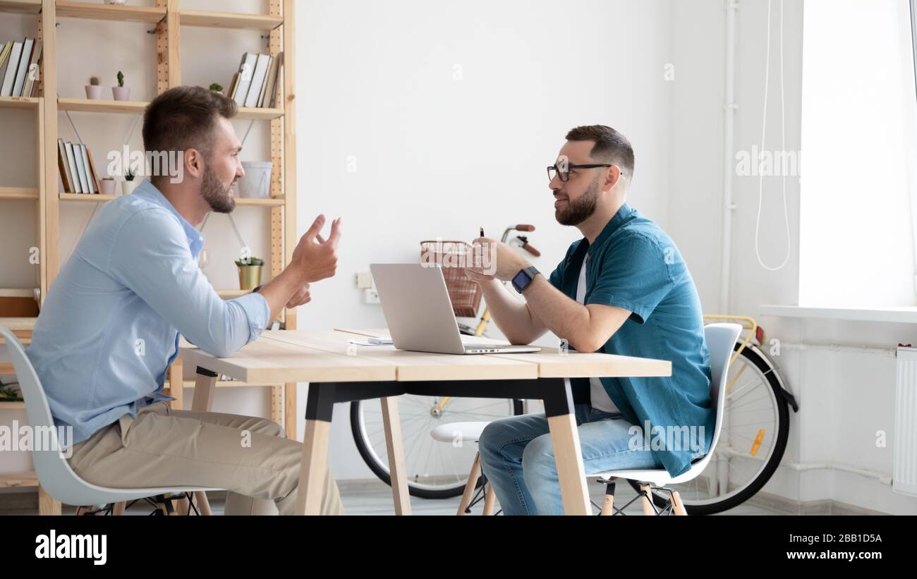 Colloquio uomo datore di lavoro candidato di lavoro alla riunione Foto Stock