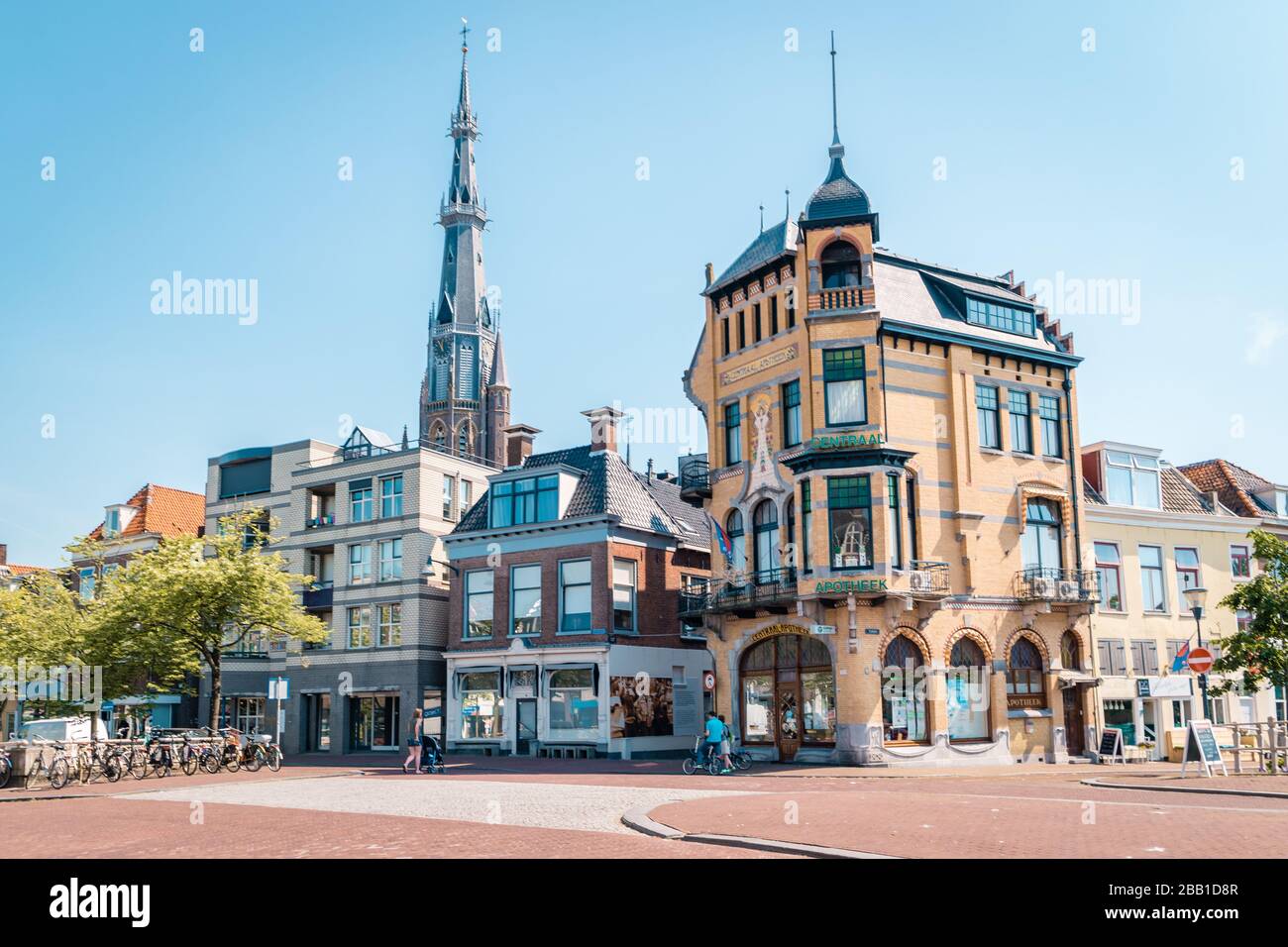 Leeuwarden Olanda maggio 2018, luminosa giornata estiva nei canali della città vecchia Foto Stock