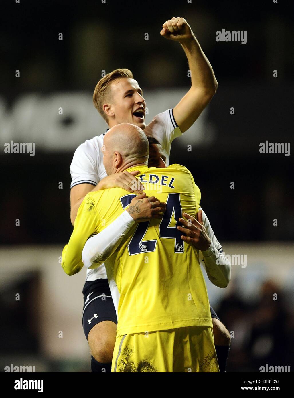 Harry Kane di Tottenham Hotspur salta sul compagno di squadra Brad Friedel alla fine della pena spara fuori Foto Stock