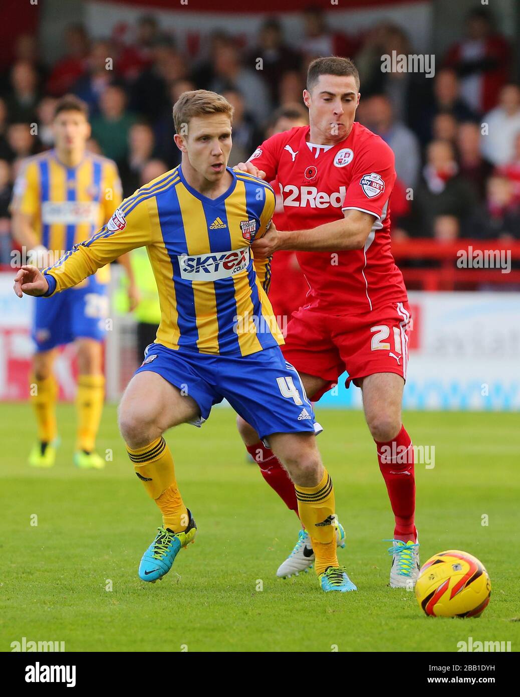 Adam Forshaw di Brentford (a sinistra) è sfidato dal Mike Jones di Crawley Town. Foto Stock