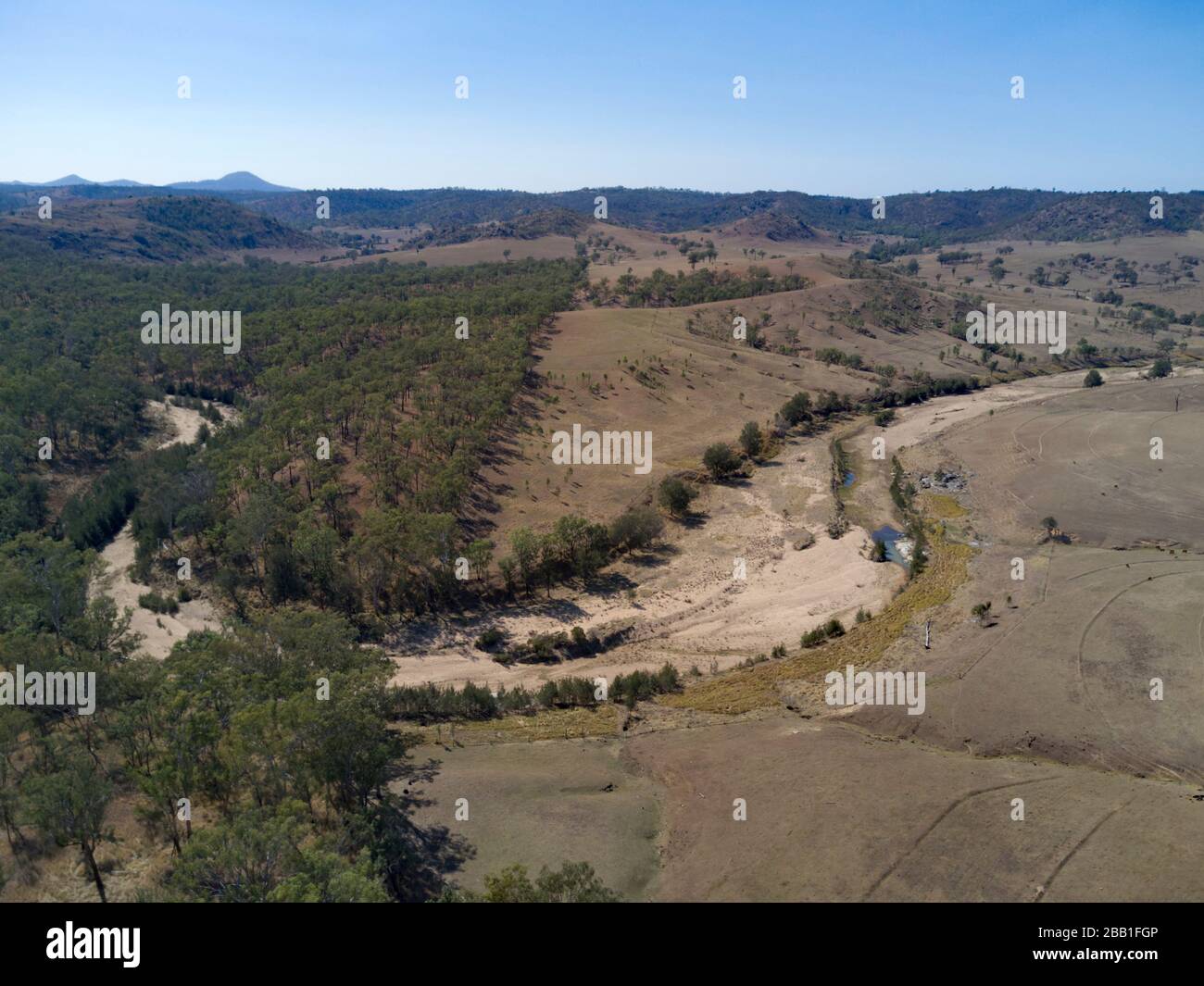 La differenza tra terra completamente cancellata e quando ha ancora una certa copertura di ombra. La siccità ha colpito il paesaggio a Elliot Creek Mount Perry Queensland Foto Stock