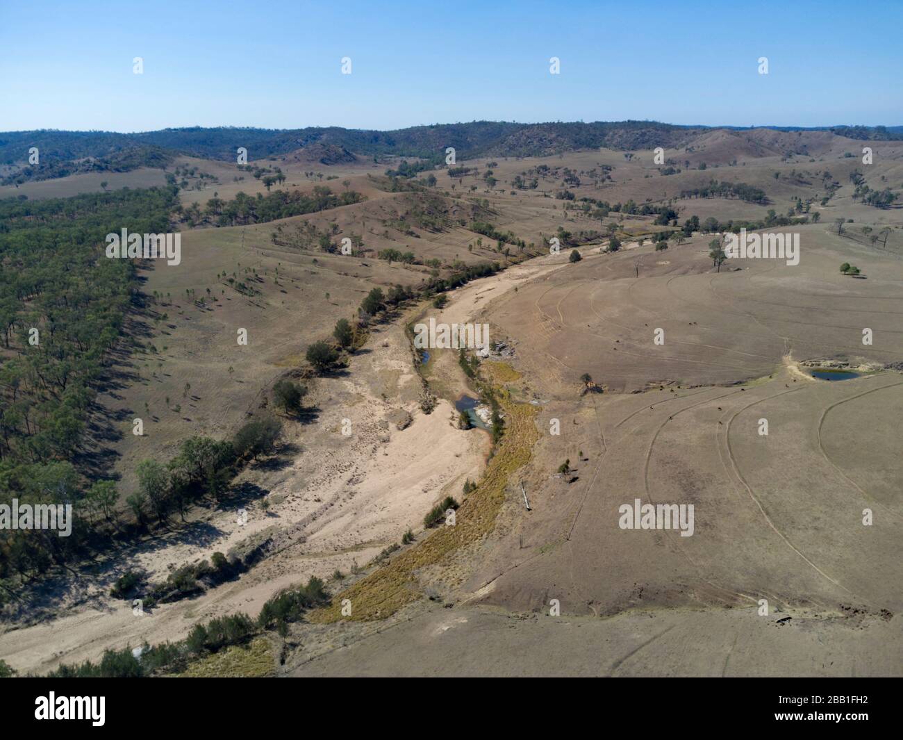 La differenza tra terra completamente cancellata e quando ha ancora una certa copertura di ombra. La siccità ha colpito il paesaggio a Elliot Creek Mount Perry Queensland Foto Stock