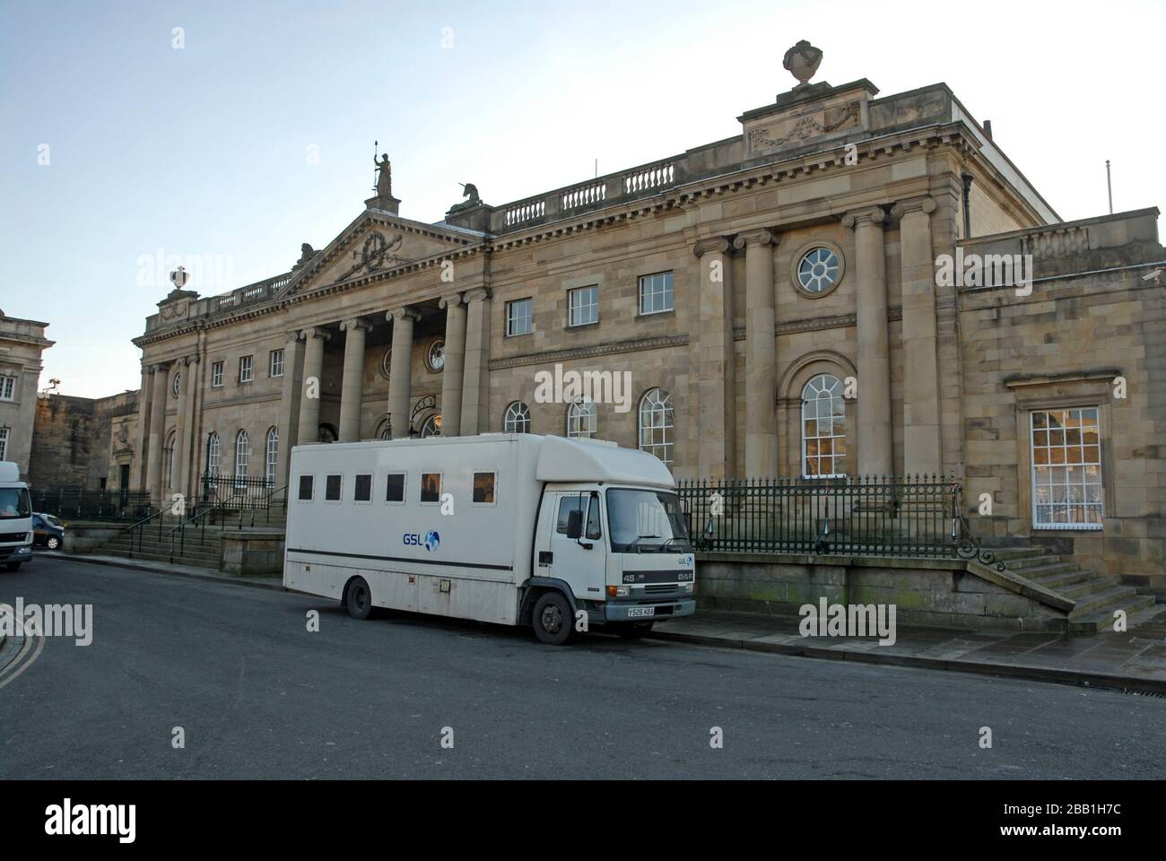Un furgone della prigione parcheggiava fuori da York Crown Court a York, nello Yorkshire, in Gran Bretagna Foto Stock