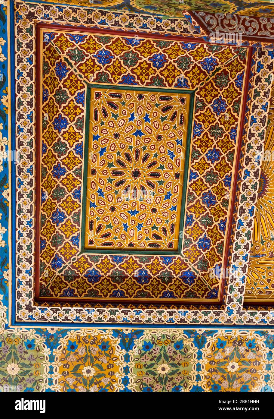 Marrakech, Marocco - 6 novembre 2019: Soffitto ornamentale nel Palazzo Bahia. Verticale Foto Stock