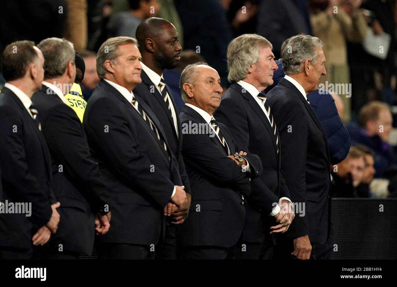 Gli ex giocatori di Tottenham Hotspur, tra cui Gary Mabbutt, Ledley King, Osvaldo Ardiles e Pat Jennings, si allineano prima del gioco per ricordare la fine di Martin Peters. Foto Stock