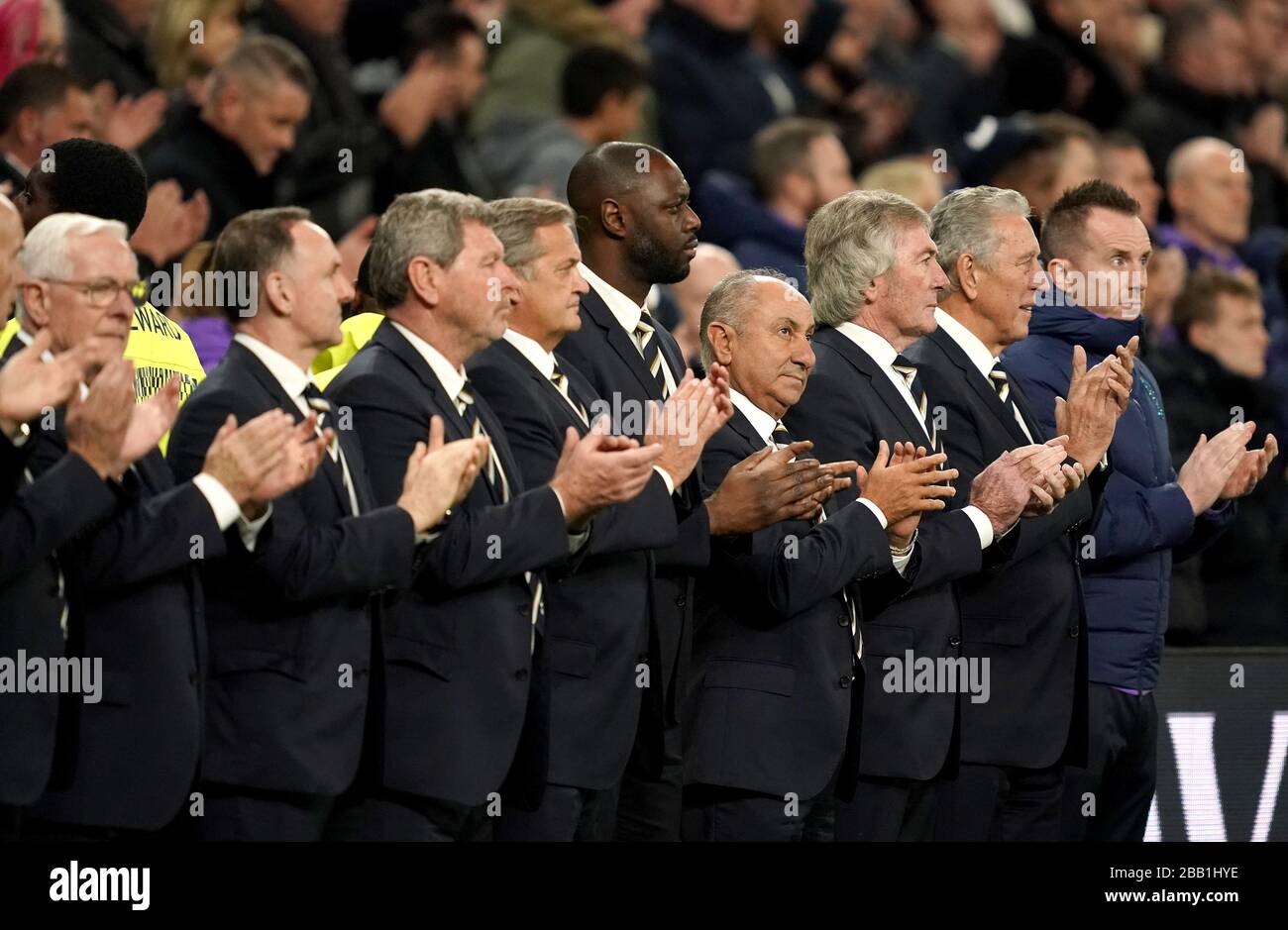 Gli ex giocatori di Tottenham Hotspur, tra cui Clive Allen, Gary Mabbutt, Ledley King, Osvaldo Ardiles e Pat Jennings, si allineano prima del gioco per ricordare la fine di Martin Peters. Foto Stock