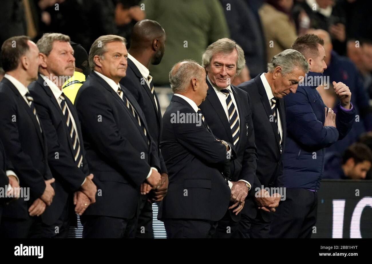 Gli ex giocatori di Tottenham Hotspur, tra cui Clive Allen, Gary Mabbutt, Ledley King, Osvaldo Ardiles e Pat Jennings, si allineano prima del gioco per ricordare la fine di Martin Peters. Foto Stock