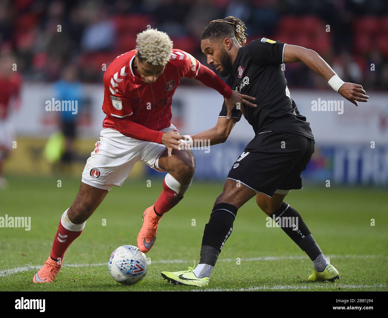 Ashley Williams di Bristol City (a destra) e la battaglia di Lyle Taylor di Charlton Athletic per la palla Foto Stock