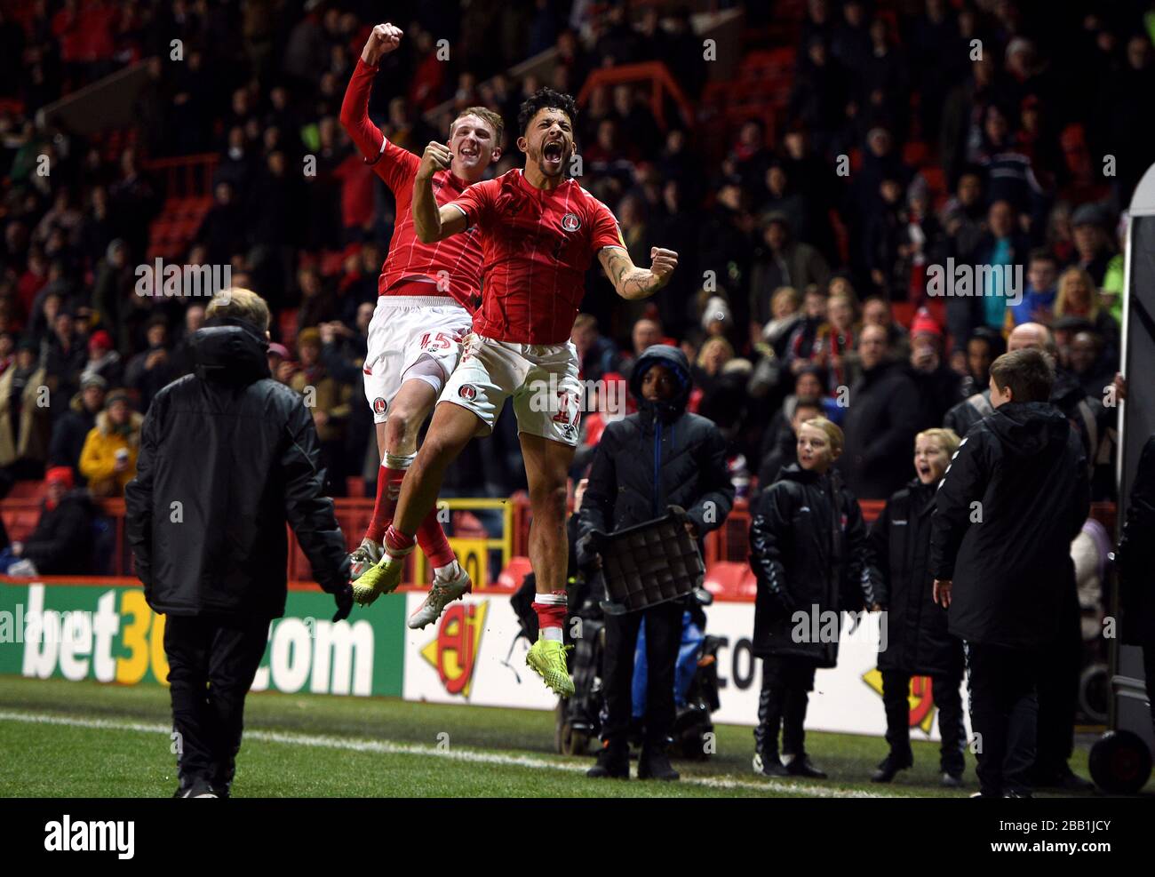 Alfie Doughty di Charlton Athletic e Macauley Bonne eseguono il salto nel tunnel a tempo pieno Foto Stock