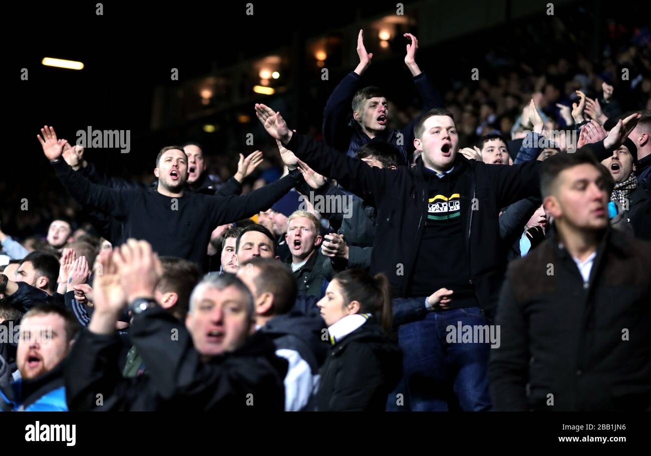 I tifosi del Leeds United negli stand mostrano il loro sostegno Foto Stock