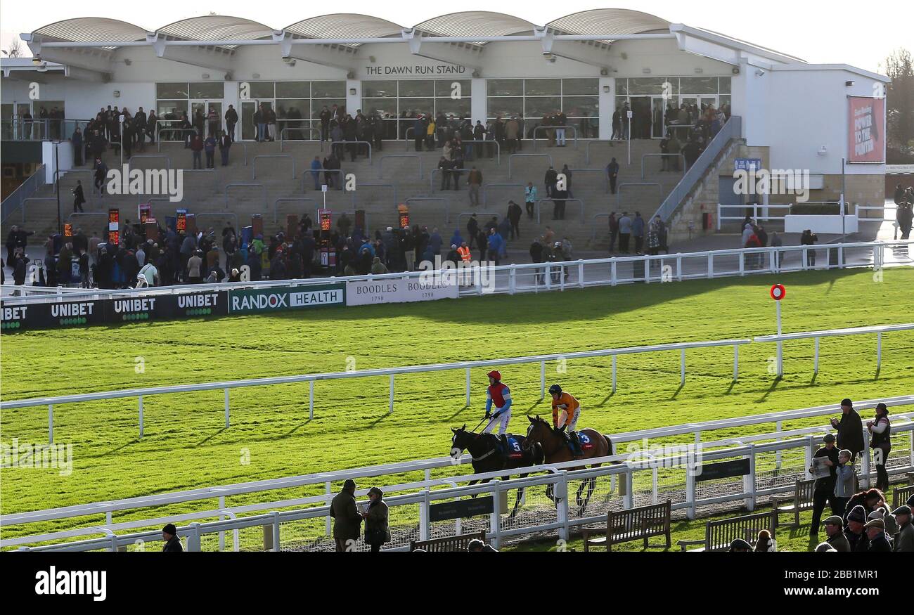 Garo De Juilley riden di Sophie Leach e Beakstown guidati da Dan Skelton cavalcano oltre il Dawn Run Stand nella Ryman Novice's Chase durante il secondo giorno dell'incontro internazionale all'ippodromo di Cheltenham, Cheltenham. Foto Stock