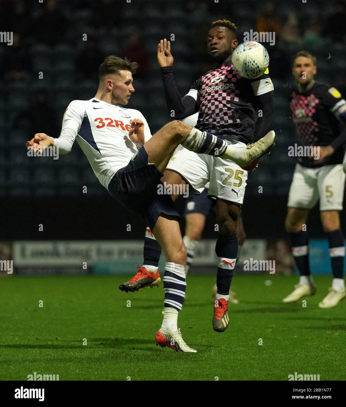 Preston North End's Alan Brown e Kazenga Lualua della città di Luton Foto Stock