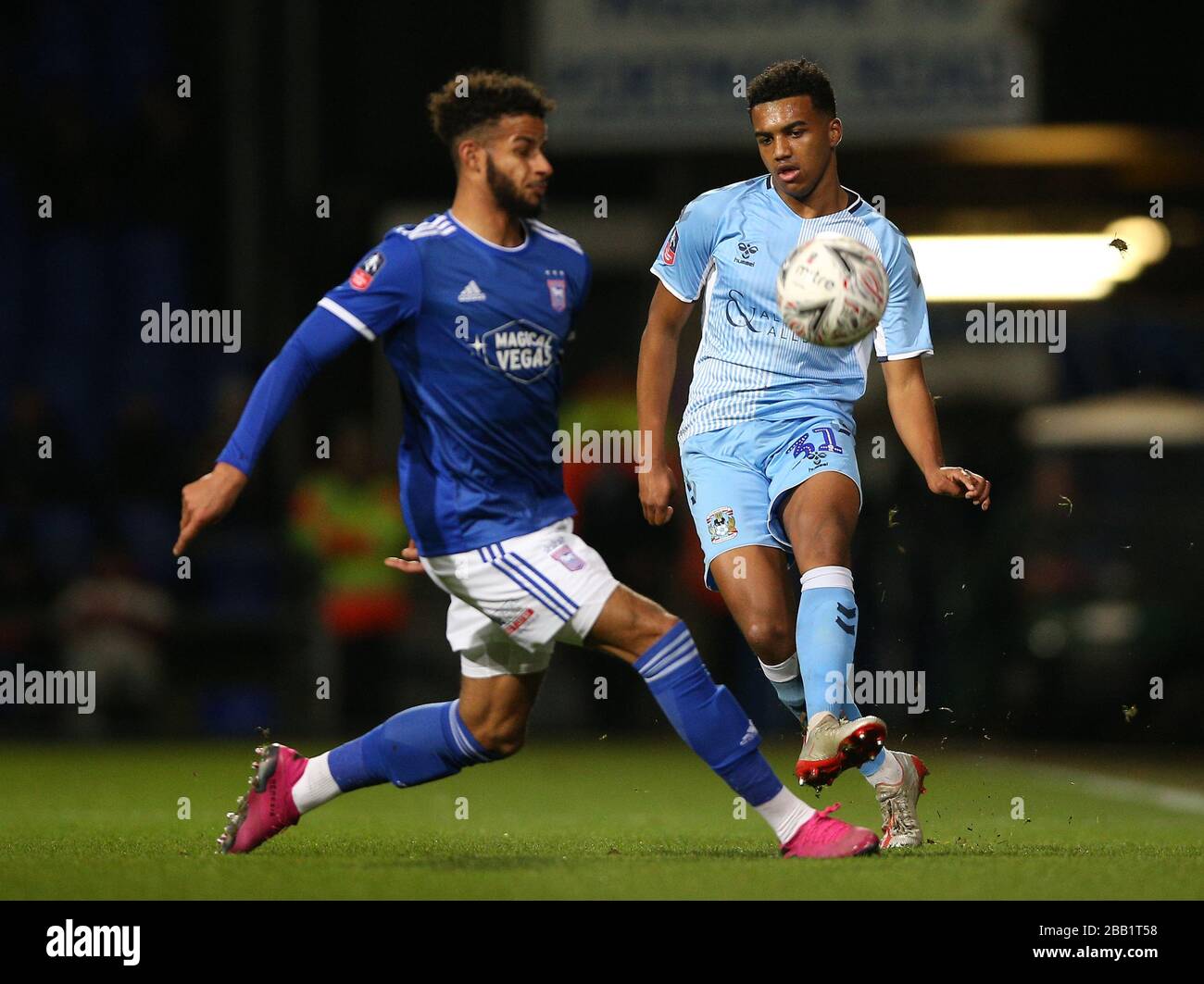 La copiglia Barry della città di Ipswich e Sam McCallum (a destra) della città di Coventry combattono per la palla Foto Stock