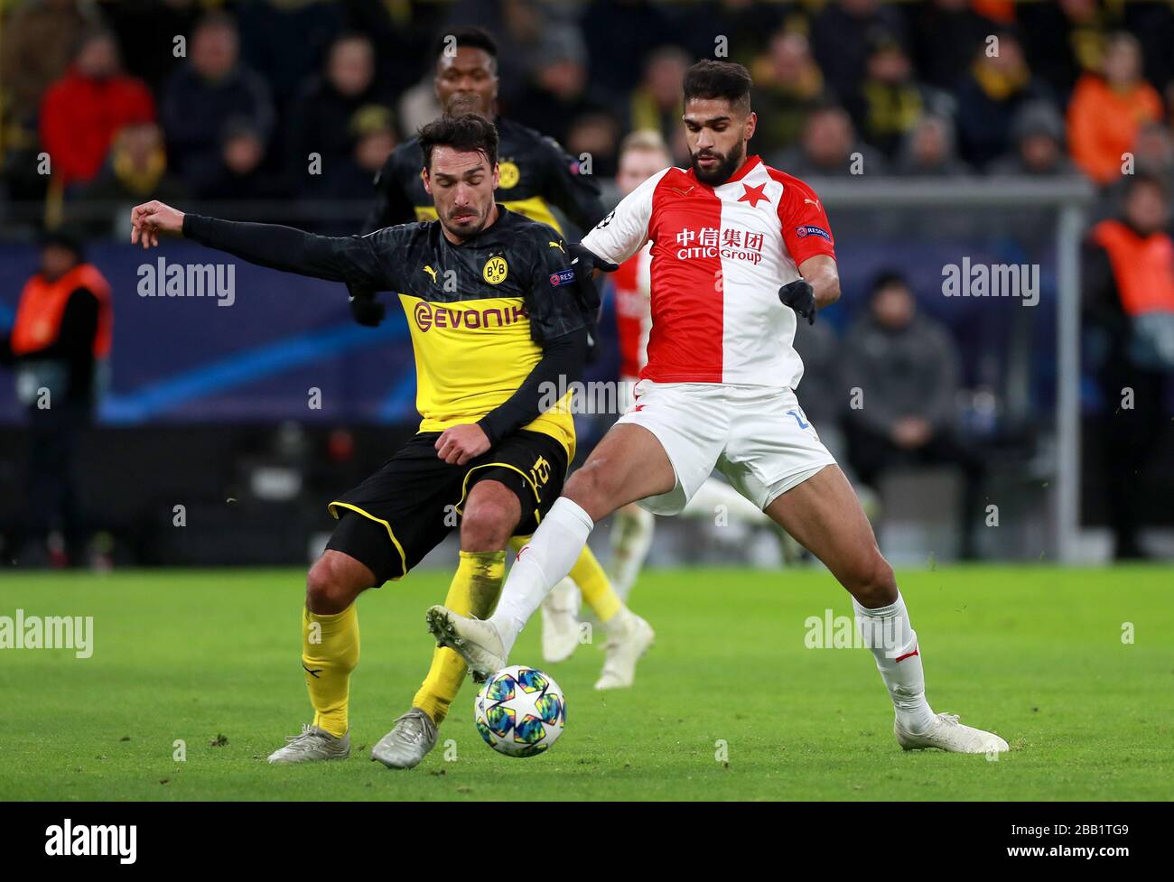 Borussia Dortmund's Mats Hummels (a sinistra) e Slavia Prague's Abdulla Yusuf Helal battaglia per la palla Foto Stock