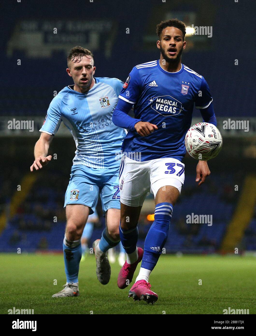 La copiglia Barry della città di Ipswich (a sinistra) e la battaglia Jordan Shipley di Coventry City per la palla Foto Stock