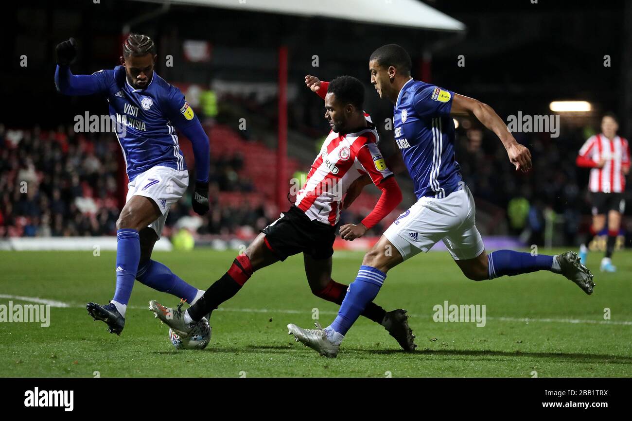 Ollie Watkins (centro) di Brentford combatte con Leandro Bacuna (a sinistra) e Lee Peltier della città di Cardiff Foto Stock