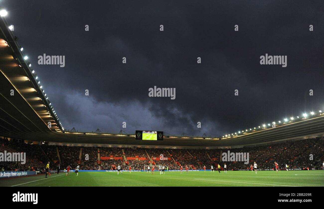 Southampton e Fulham giocano il gioco sotto i pesanti skys d'autunno. Foto Stock