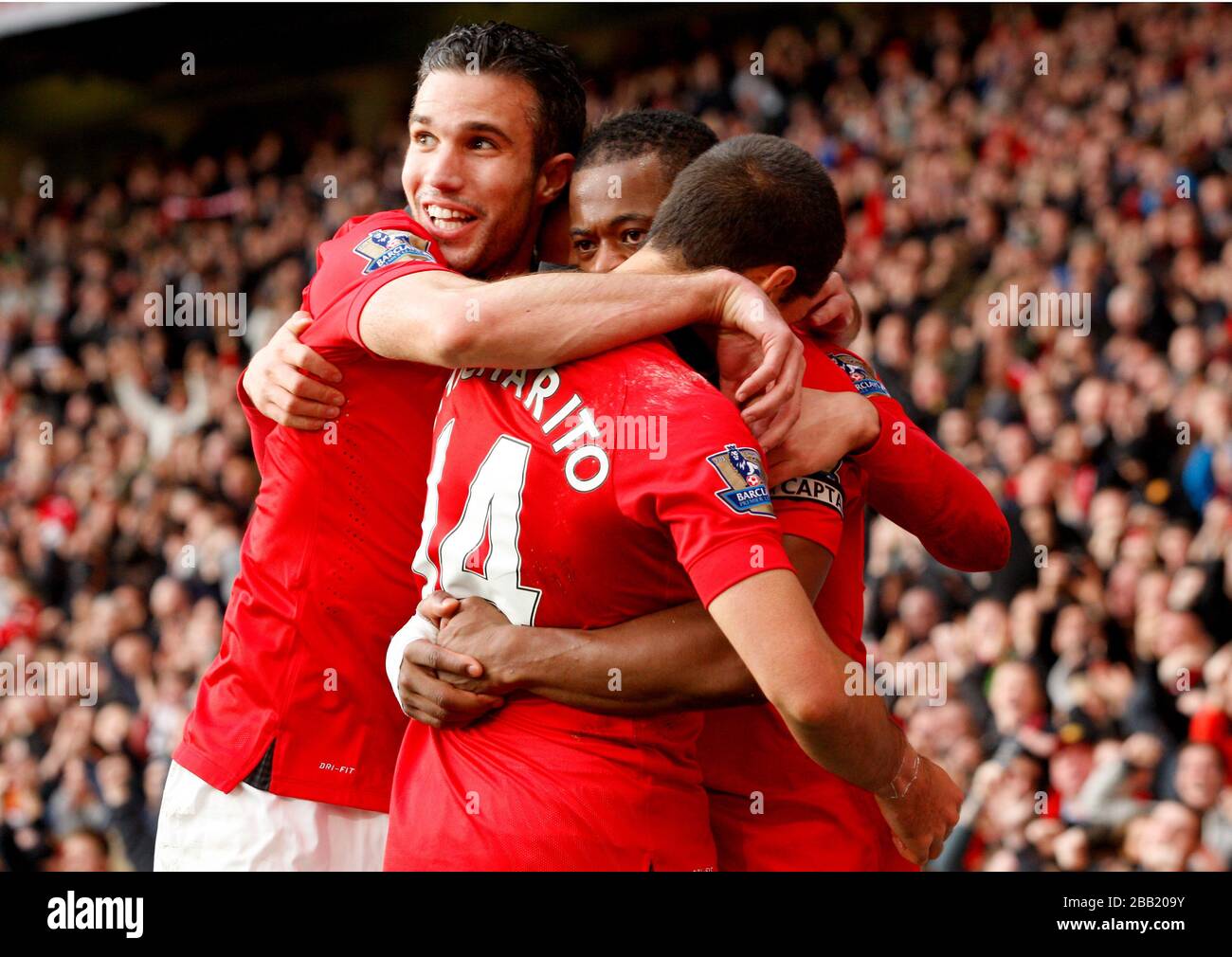 Robin Van Persie, Javier Hernandez & Patrice Evra del Manchester United festeggiano durante la partita della Premier League di Barclays Manchester United contro Stoke City presso l'Old Trafford, Manchester Foto Stock