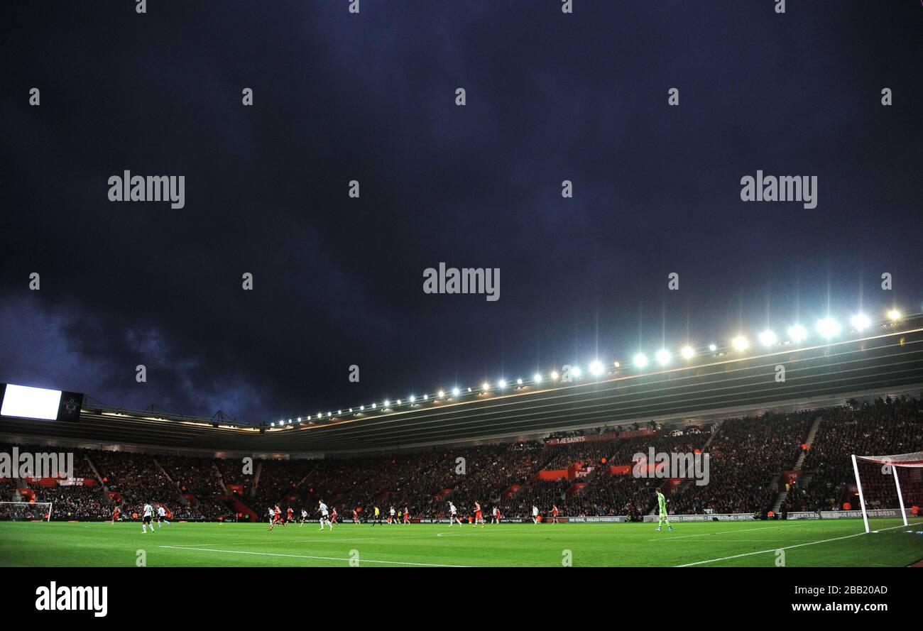 Southampton e Fulham giocano il gioco sotto i pesanti skys d'autunno. Foto Stock