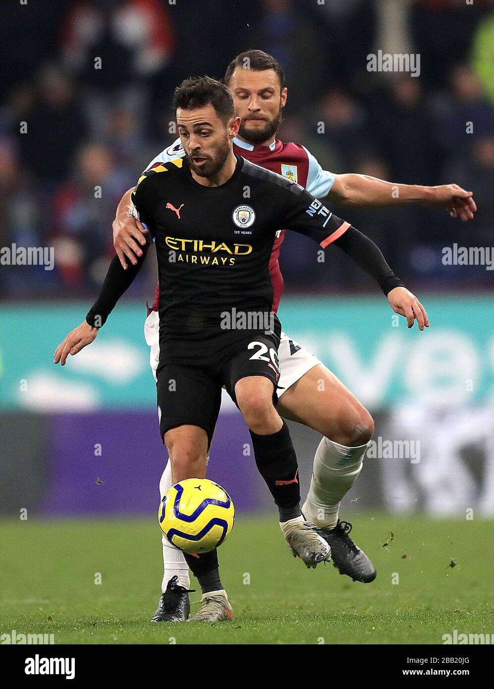 Bernardo Silva (a sinistra) e Erik Pieters di Burnley combattono per la palla Foto Stock
