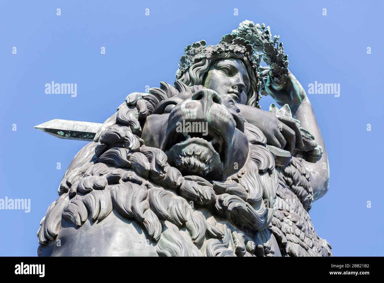 Primo piano della statua della Baviera a Theresienwiese. Con dettagli del leone e la statua in bronzo femminile che tiene un giuramento. Simbolo di Baviera e Monaco. Foto Stock