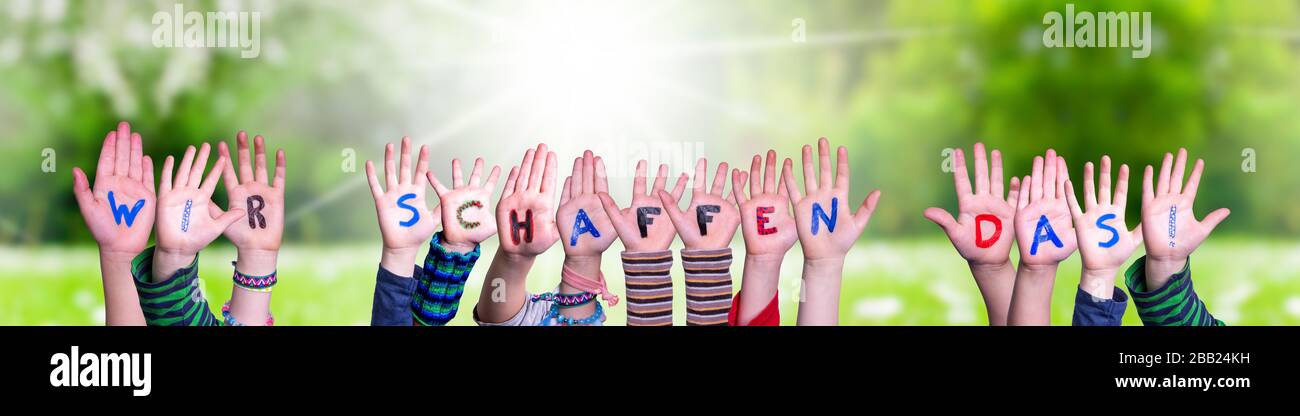 Bambini mani costruire Parola Wir Schaffen Das significa che possiamo farlo, prato erba Foto Stock
