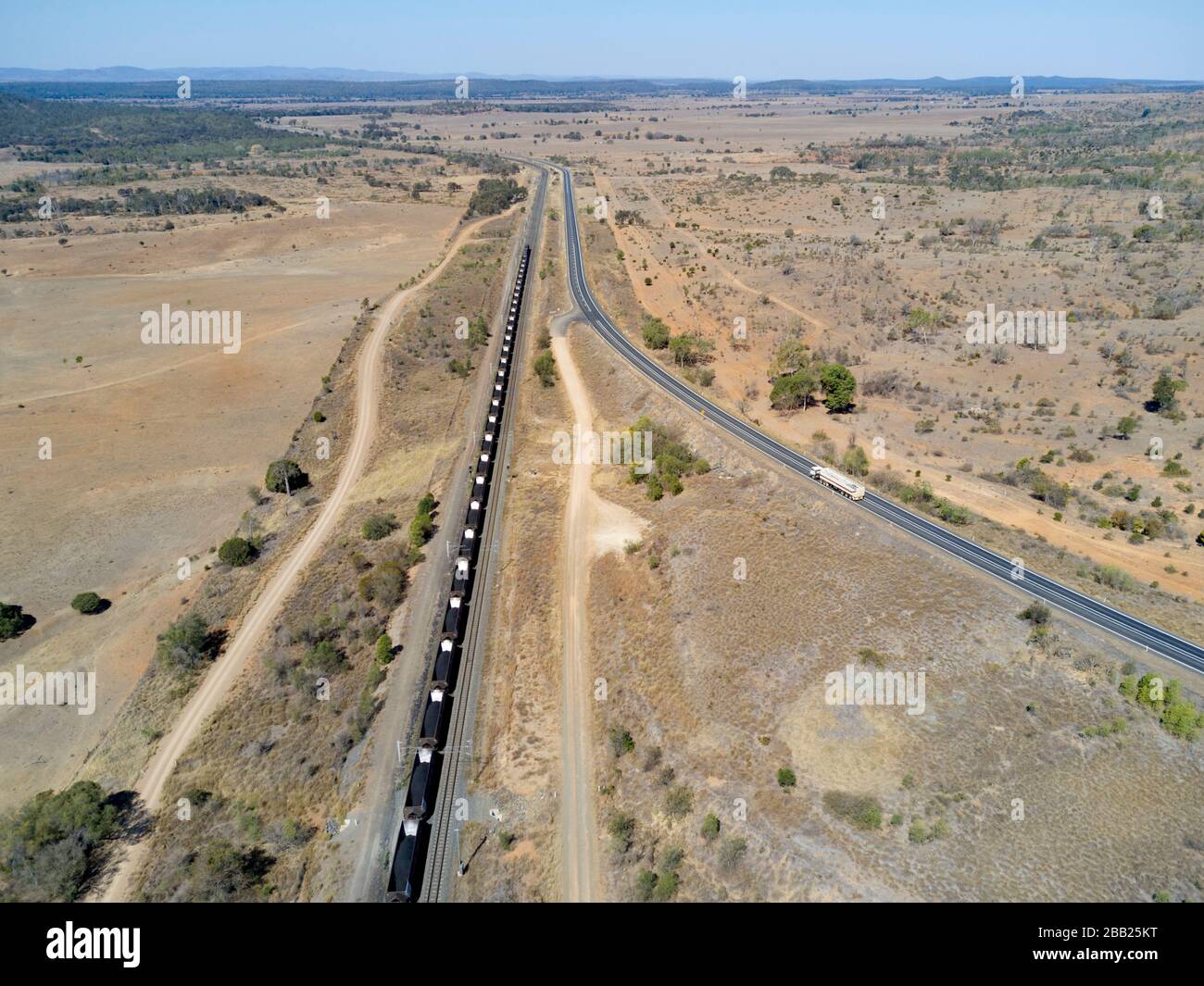 Antenna di 120 vagoni e oltre 2km lungo treno merci che trasporta carbone di esportazione per il porto di Gladstone Queensland Australia Foto Stock