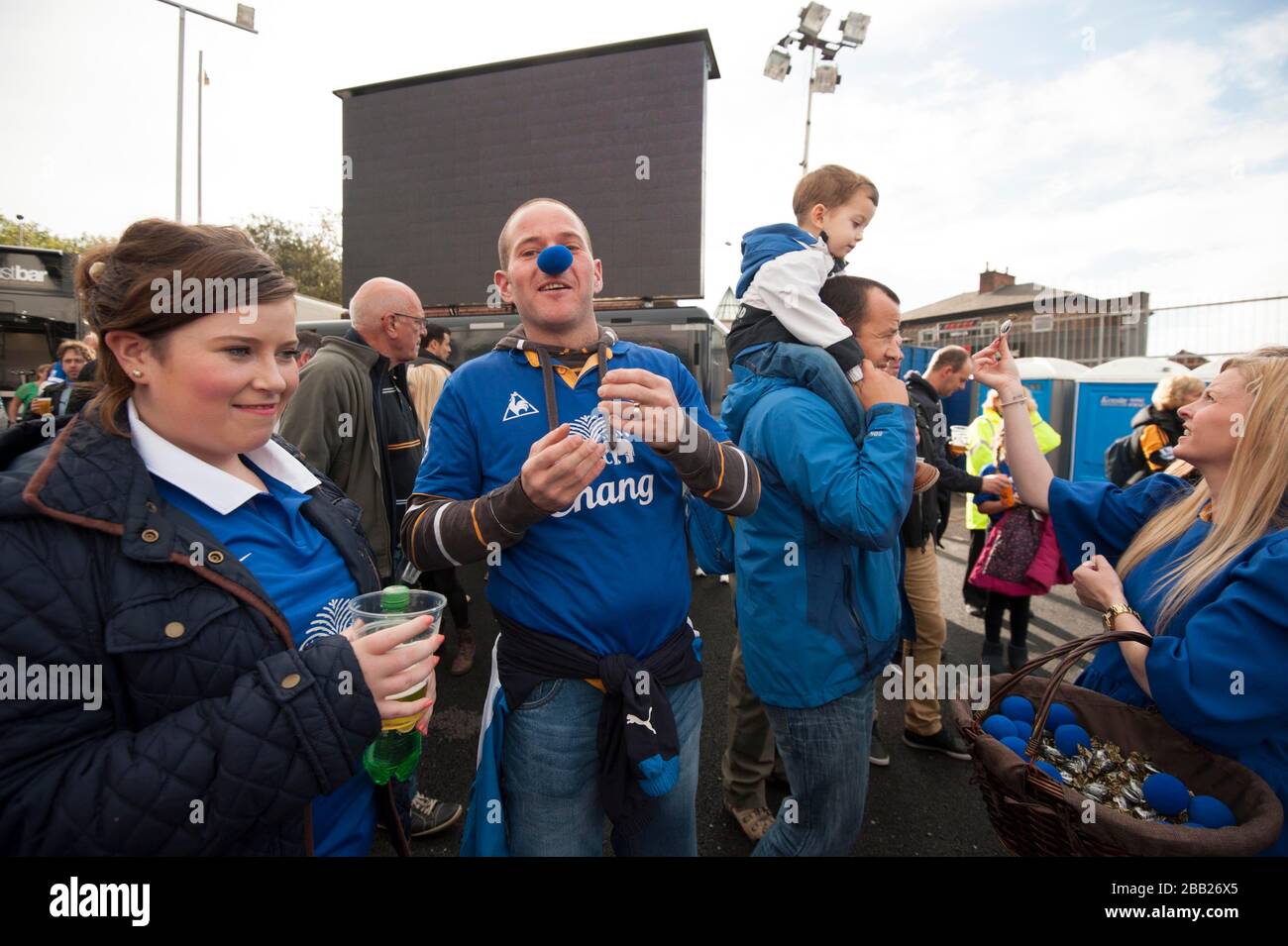 Sostenitori di Everton nella zona fan Foto Stock