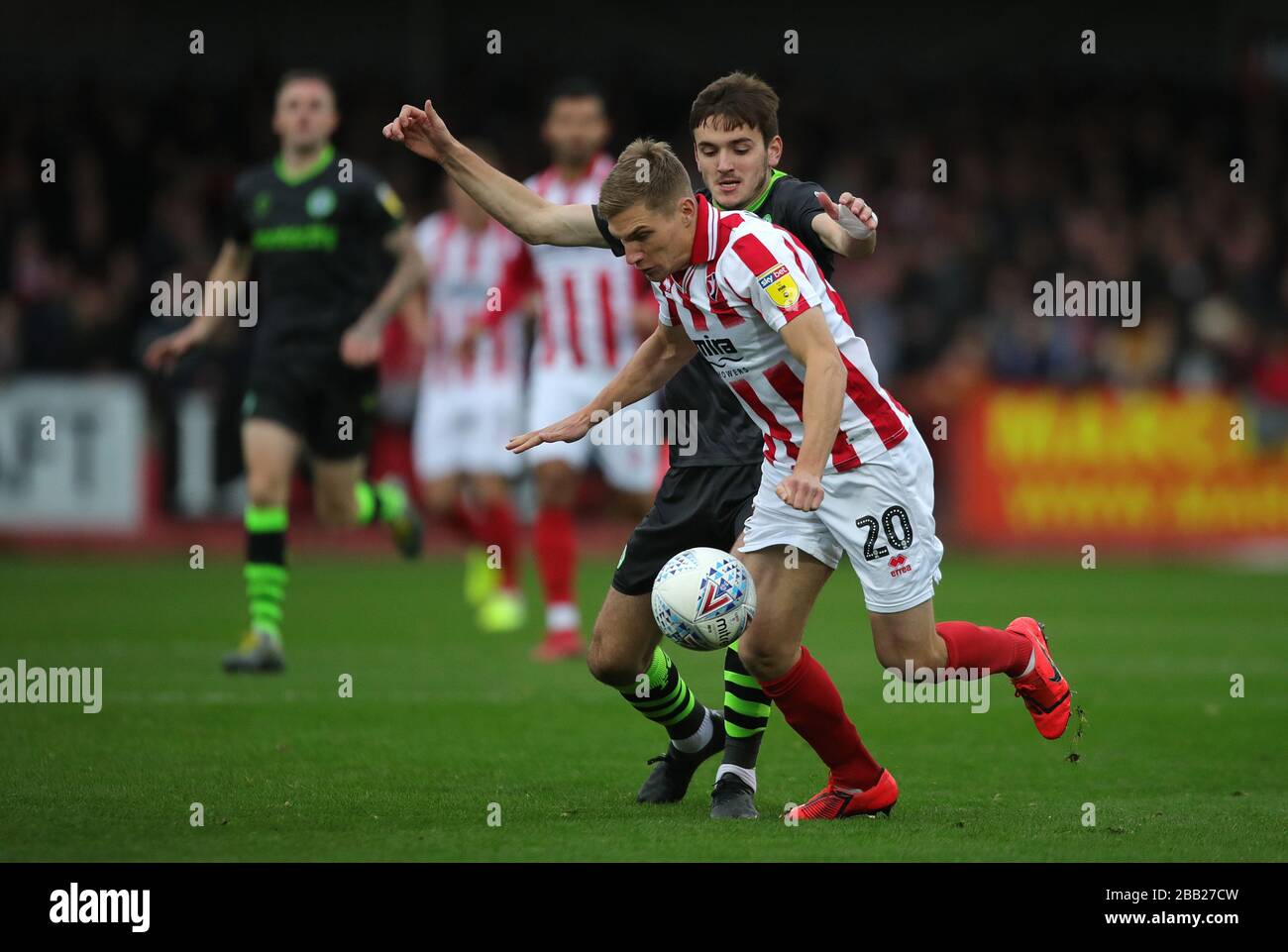 La battaglia di Gavin Reilly (a destra) e Forest Green Rovers' Liam Cucine di Cheltenham Town per la palla Foto Stock
