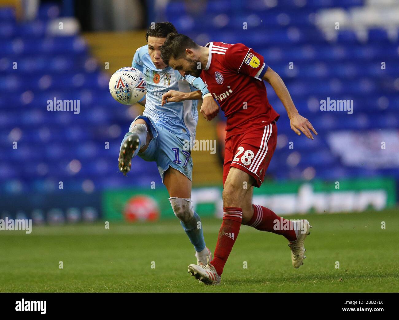 Callum o'Hare e Accrington Stanley's Seamus Conneely durante la prima Sky Bet League al St Andrew's trilione Trophy Stadium Foto Stock