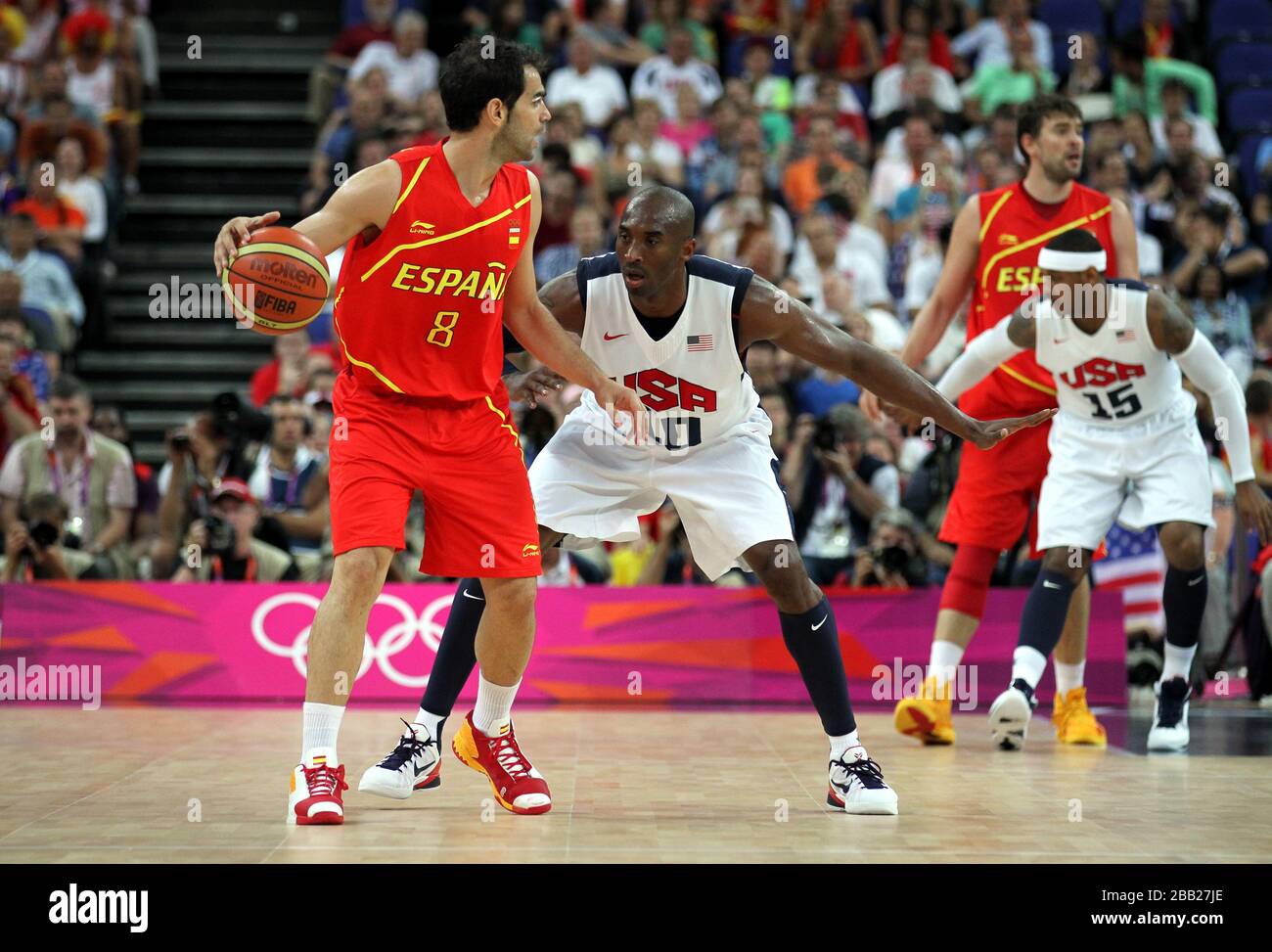Kobe Bryant degli Stati Uniti e Jose Calderon della Spagna in azione durante la finale di basket maschile su sedici dei Giochi Olimpici alla North Greenwich Arena di Londra. Foto Stock