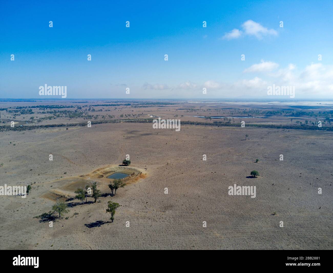 Antenna della vicina diga di fattoria vuota durante una siccità estesa in Queensland Australia Foto Stock