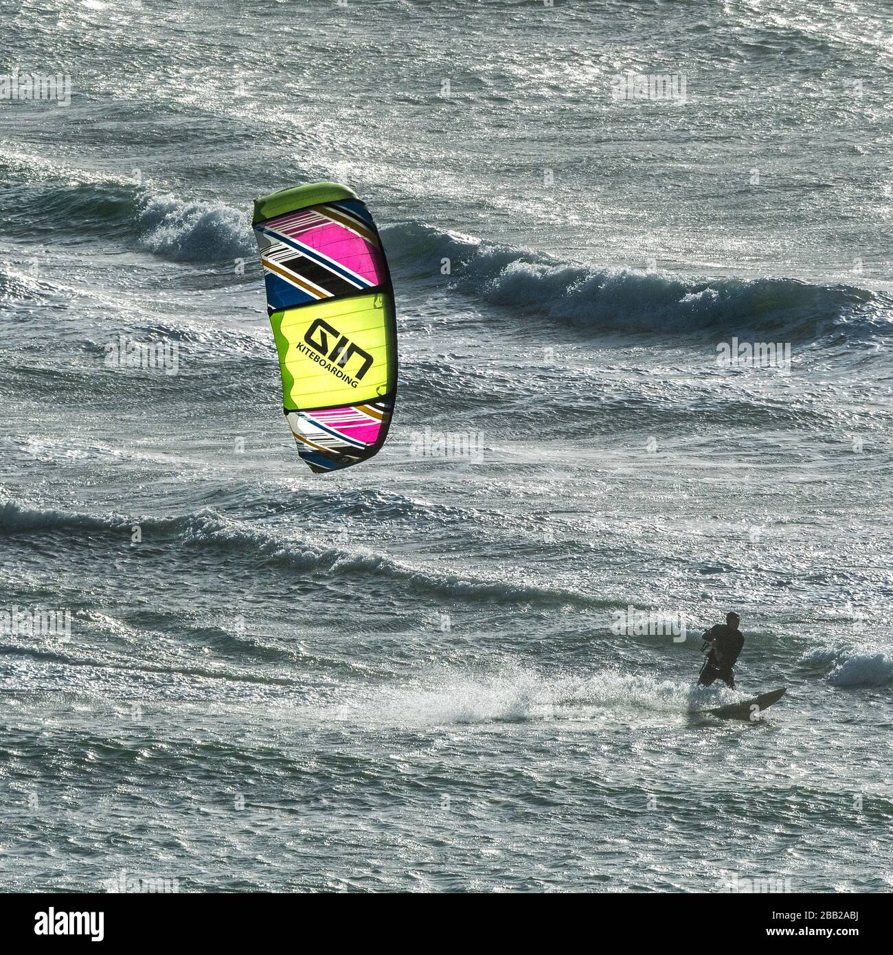 Un boarder Kite che si schiumava a velocità sul mare a Crantock a Newquay in Cornovaglia. Foto Stock