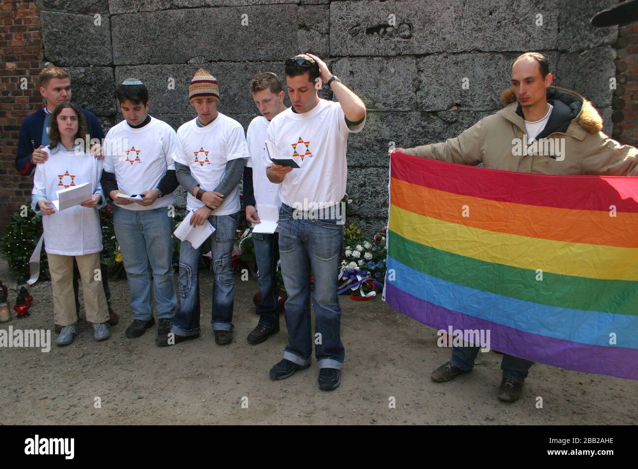 Campo di sterminio nazista di Auschwitz a Oswiecim. Polonia. I partecipanti alla conferenza internazionale "Cultura per la tolleranza" rendono omaggio alle persone LGBT uccise Foto Stock