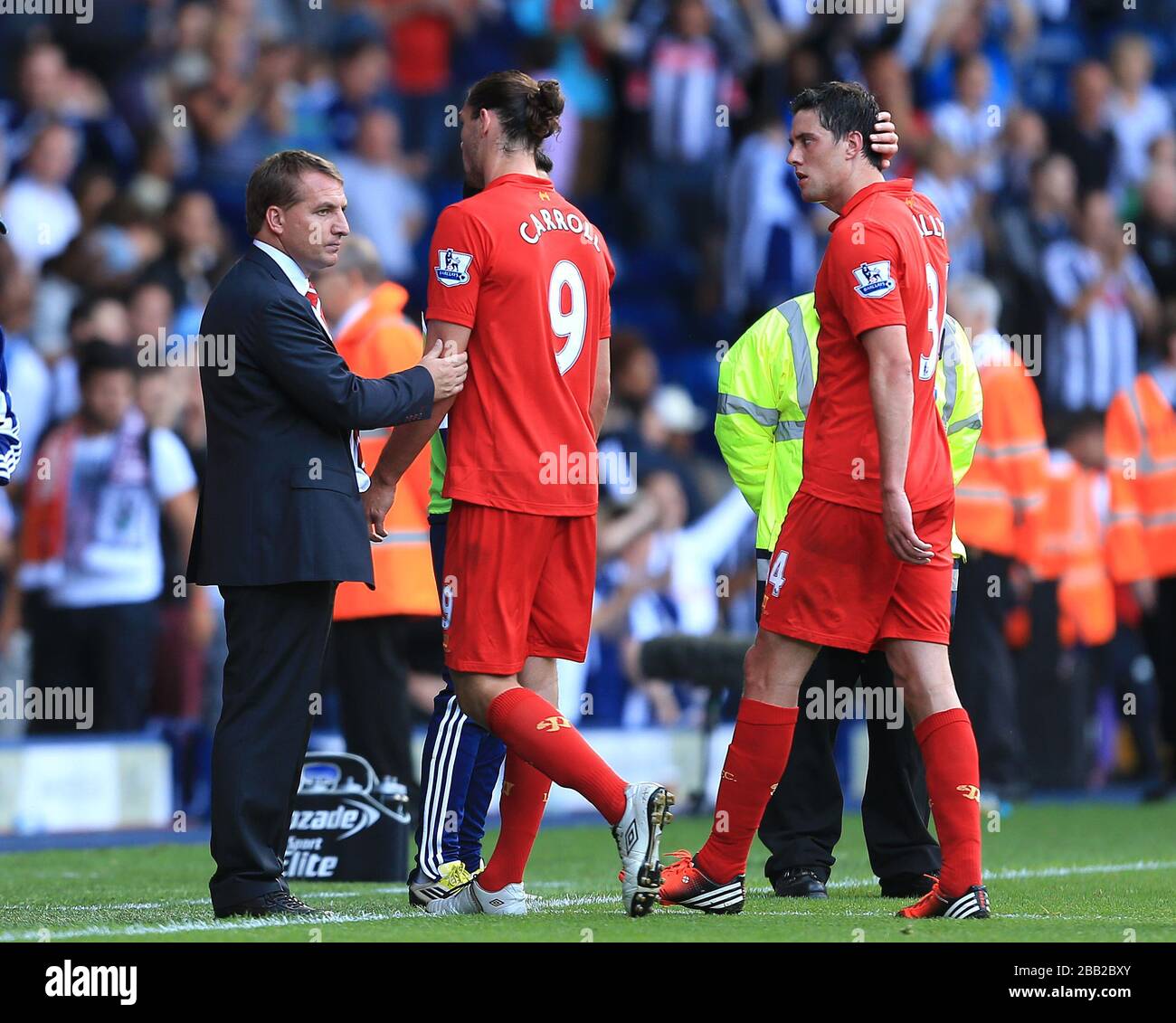 Il responsabile di Liverpool Brendan Rodgers dà a Andy Carroll una pacca sulla parte posteriore alla fine del gioco Foto Stock