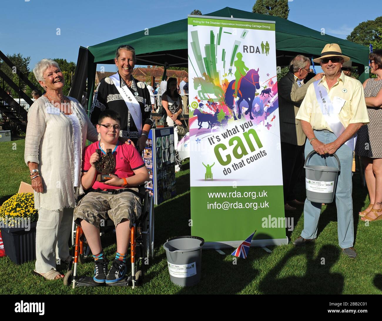 Dame Judi Dench (a sinistra) pone per un'immagine al Riding for the Disabled Association che incorpora il carrello di guida. Foto Stock
