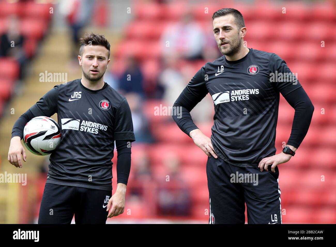 Charlton Athletic's Head of Sports Science Laurence Bloom (a destra) e Assistant Sports Scientist Jared Roberts-Smith (a sinistra) durante il riscaldamento Foto Stock