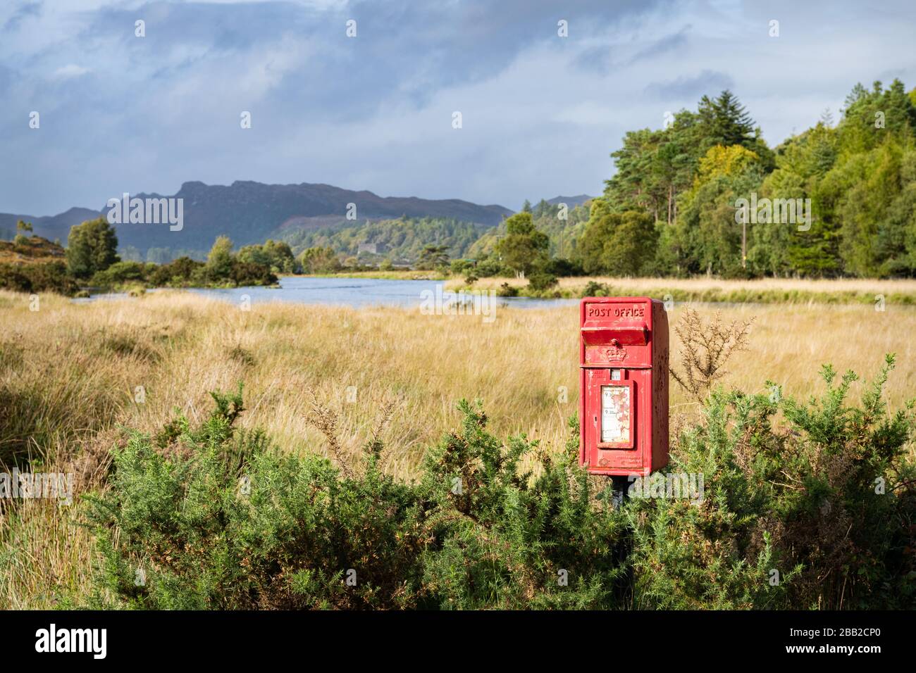 Royal Mail Post Box isolata, Scozia Foto Stock