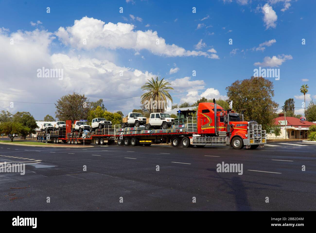 Roadtrain carico di merci miste che passano attraverso Mitchell Queensland Australia Foto Stock