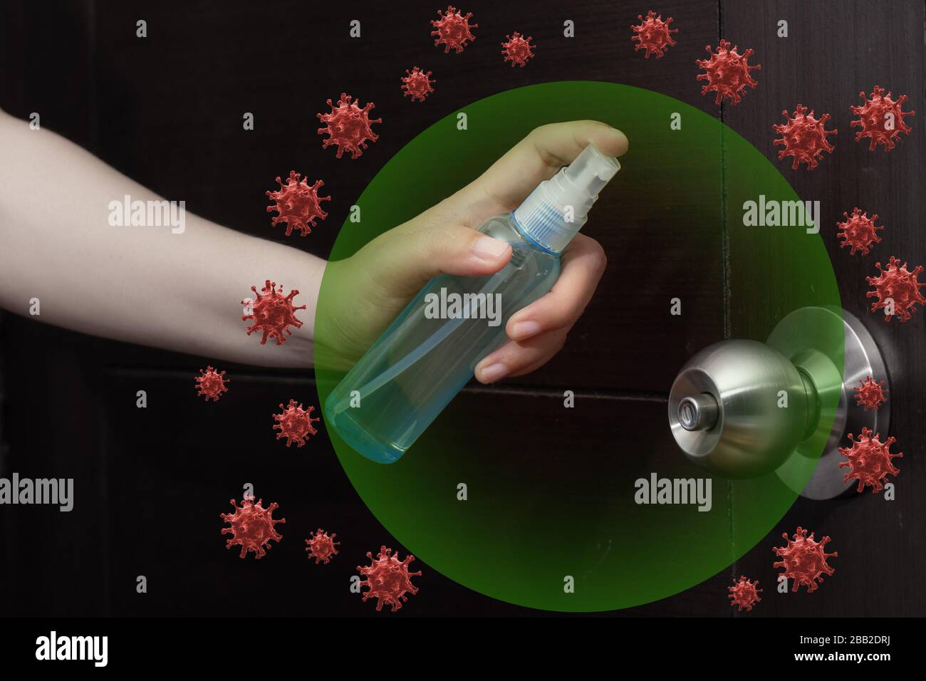 disinfettare, igienizzare, fare attenzione all'igiene. iniettare alcool spray sulla manopola della porta e area frequentemente toccata per la pulizia e la disinfezione, la prevenzione della spalmatura Foto Stock